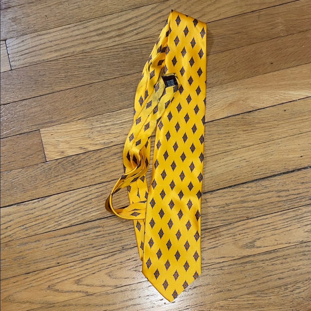 Stylish Yellow Diamond Pattern Tie